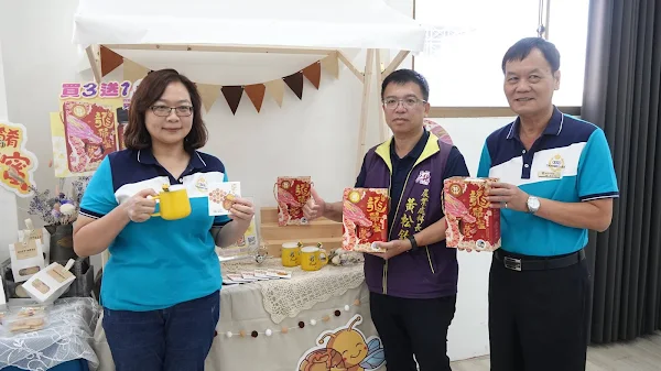 ▲透過彰化優鮮「龍爺蜜」品牌塑造，結合員林市農會推出限量「買三送一」優惠，邀民眾支持在地蜂蜜，品嚐最純正的甘甜滋味。（記者林明佑攝）