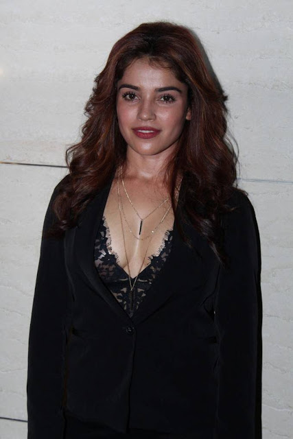 Pia Bajpai cleavage pics