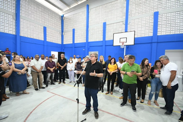 João Azevêdo inaugura escola integral em Montadas, e alunos e professores agradecem pela qualidade da obra