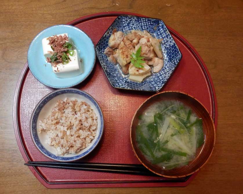 Katsuobushi-centered meal. Katsuobushi-topped tofu, katsuobushi-topped bamboo sprouts, rice mixed with katsuobushi, miso soup using katsuobushi stock.