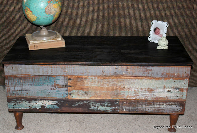 pallet storage bench coffee table http://bec4-beyondthepicketfence.blogspot.com/2012/07/pallet-storage-benchcoffee-table.html