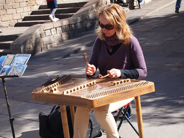 barcelona lady street musician