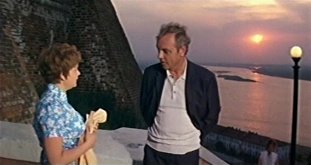 Андрей Павлов гуляет с Светой Павловой у Георгиевской башни - кадр из фильма