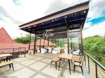 Lantai dua cafe Sky View Banaran