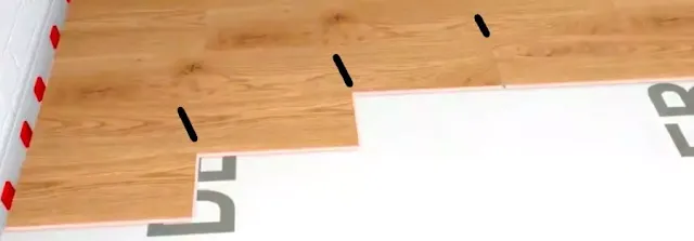 Resimde, kısa kenar ek yerlerinin en az 30 cm kaydırılarak yerleştirilmesi ve iki kısa kenar ek yeri arasındaki mesafenin en az 30 cm olması gerektiği gösterilmektedir.