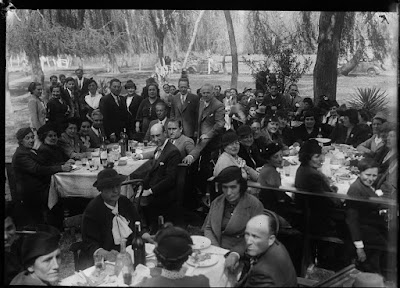 Docentes almorzando en Plaza Sarmiento