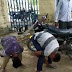  मेरठ में मुर्गा लेकर आये युवकों को प्रधान ने मुर्गा बनाकर पीटा, वीडियो वायरल
