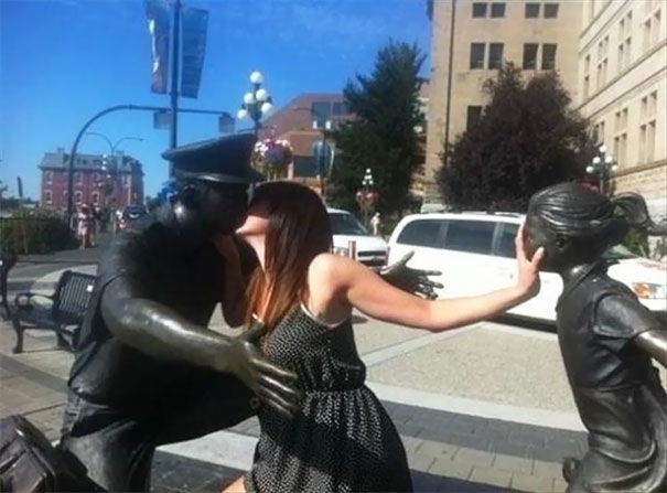 Frau kuesst Polizisten Statue Lach dich schlapp: Lustige Bilder für den Spaßfaktor Lustige Bilder, Lustige Menschen, Öffentlichkeit
