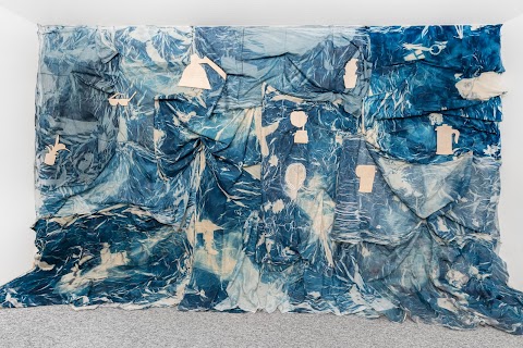  'Beyond the aquarium' installation, cyanotype on 35 meters of cotton fabric, drawing on blue clay and woodcut matrices, variable, 2020-2021