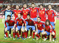 Selección de ESPAÑA - Temporada 2010-11 - Casillas, Sergio Ramos, Busquets, Piqué, Capdevila, Xabi Alonso; Silva, Iniesta, Villa, Xavi y Puyol - PORTUGAL 4 (Cristiano Ronaldo, Martins y Postiga (2)), ESPAÑA 0 - 17/11/2010 - Partido amistoso - Lisboa, estadio da Luz - Alineación: ker Casillas; Sergio Ramos, Piqué (Marchena, 46'), Puyol (Arbeloa, 73'), Capdevila; Busquets, Xabi Alonso (Llorente, 58'); Xavi (Cesc, 46'), Iniesta (Cazorla, 58'), Villa (Fernando Torres, 46'); y Silva