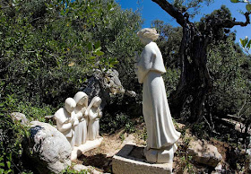 Conjunto escultural representando a aparição do Anjo de Portugal aos três pastorinhos de Fátima, na Loca do Cabeço, perto de Aljustrel