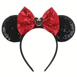 Diadema clásica de Minnie Mouse con orejas negras y lazo rojo con lunares blancos, ideal para completar tu look Disney en el parque.