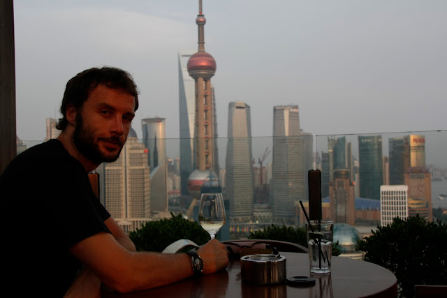 Vistas de Pudong desde la azotea de un hotel, Shangai.