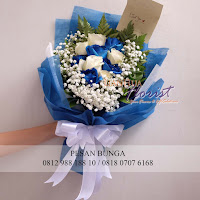 jual handbouquet mawar biru, hadiah anniversary, jual mawar biru,