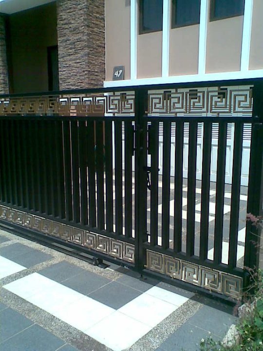 pintu besi pagar  rumah  teralis