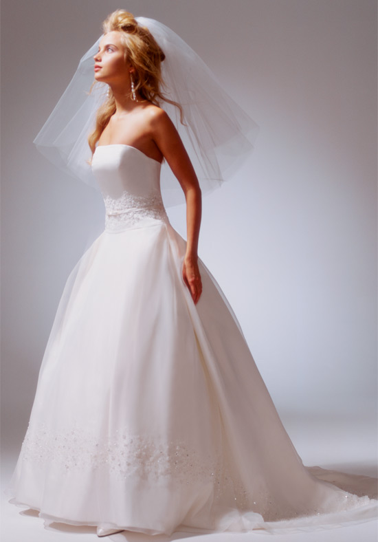 job on wedding dresses and this delicate dress is no different