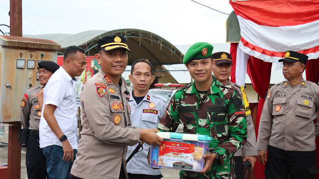 Kunjungi Pospam Ops Ketupat Telabang 2023, Kapolres Barsel Serahkan Parsel Lebaran