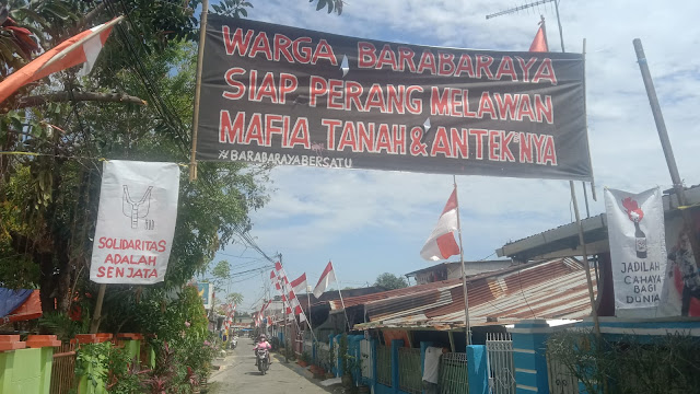 Peringatan kemerdekaan ke 77 Tahun,Bendera Merah Putih dan Spanduk Melawan penggusuran Nampak di perumahan Warga Bara-baraya lor.12