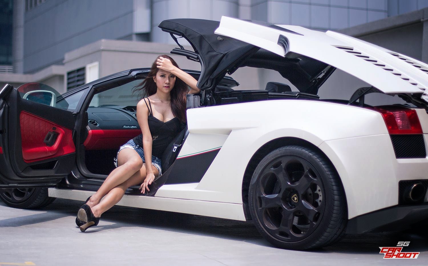 Ketika Model Asia Bersanding Dengan Lamborghini Gallardo
