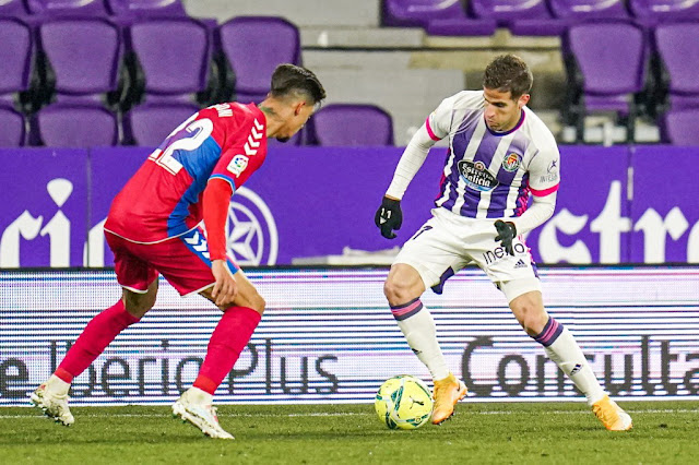 Hervías intenta regatear a Rigoni. REAL VALLADOLID C. F. 2 ELCHE C. F. 2. 19/01/2021. Campeonato de Liga de 1ª División, jornada 19. Valladolid, estadio José Zorrilla.