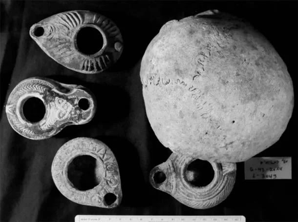 Λύχνοι λαδιού και ανθρώπινα κρανία που βρέθηκαν στο σπήλαιο χρησιμοποιήθηκαν για αρχαίες μαγικές πρακτικές και τελετουργικές πράξεις σύμφωνα με τη μελέτη. [Credit: B. Zissu/ Te’omim Cave Archaeological Project]