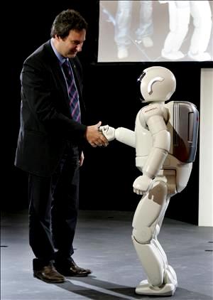 Foto de un robot educado que saluda