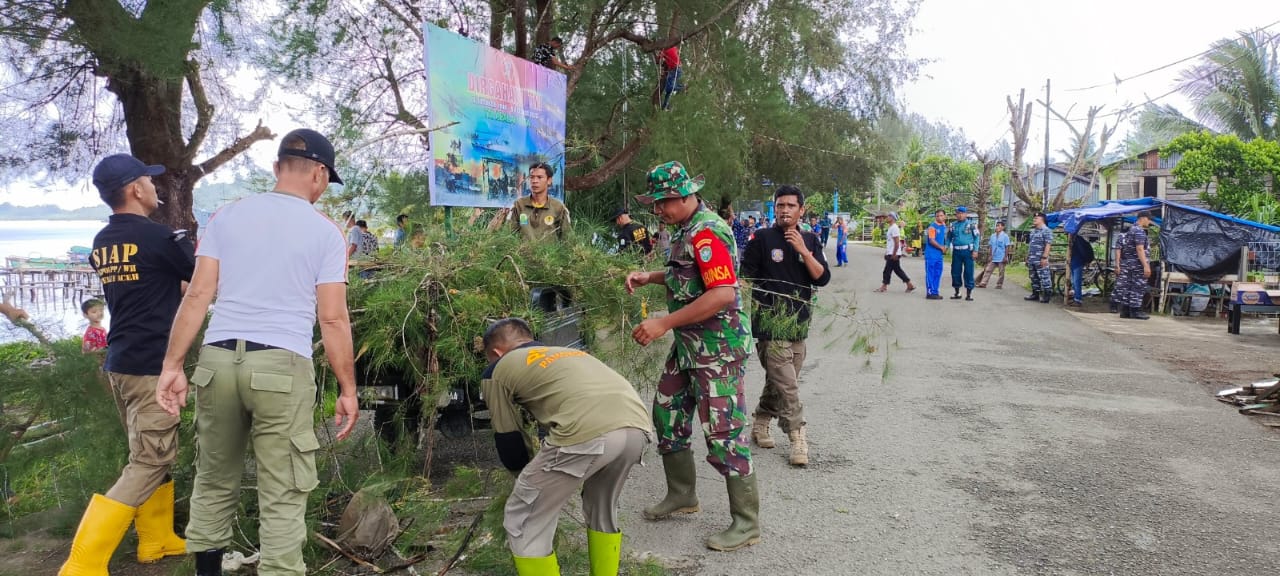 Sambut HUT TNI ke-77, TNI Wilayah Simeulue Melaksanakan Karya Bhakti