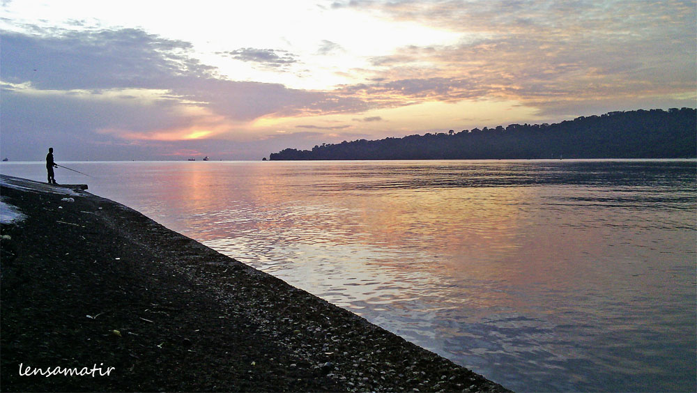 Lukisan sunrise di Teluk Penyu Hanya foto amatir