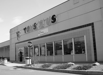 Kids on Toys  R  Us In Westport  Connecticut Will Be Closing On January 31