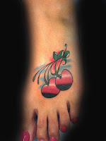 Cerejas tatuadas no pé