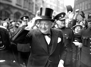 Winston Churchill aclamado