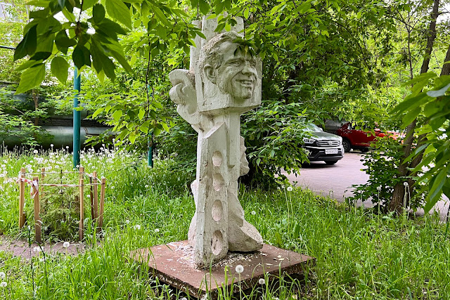 улица Вильгельма Пика, дворы, скульптурная композиция «Юрий Гагарин»