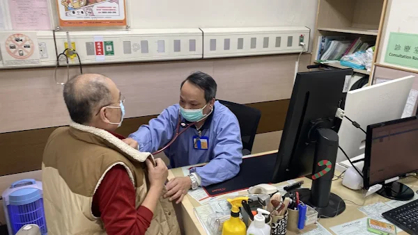 ▲最近有不少民眾感冒，員榮醫療體系員榮醫院急診處醫師王胤德為疑似感冒的患者診治。（員榮醫院提供）