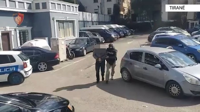 Perlat Rexhepi accompagnato da un agente di polizia, fonte: Polizia di Tirana