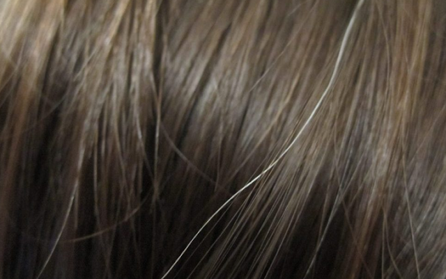 10 Bahan Sehari-hari Untuk Menghilangkan Rambut BerUban Secara Alami