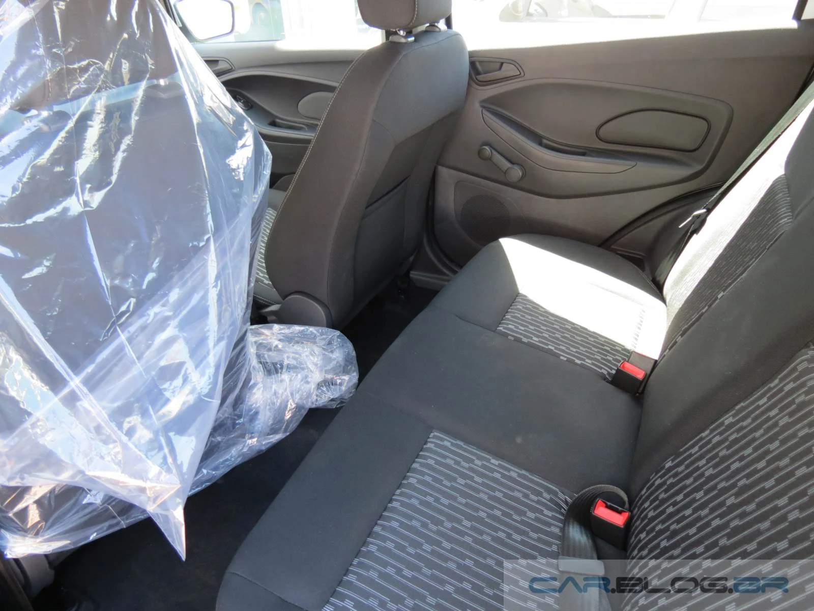 Novo Ford KA x Volkswagen up! - interior