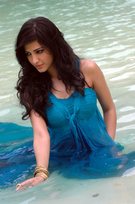 actress shruthi Hassan Latest photo stills 