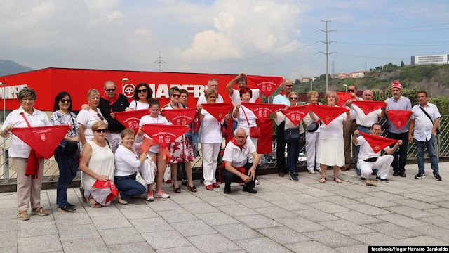 Integrantes del Hogar Navarro, durante el chupinazo de este año en Barakaldo