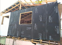 Ampliación de casa con pallets de madera reciclados