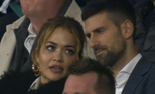 Rita Ora mentre comunica con Novak Djokovic nella finale della Coppa del mondo di rugby, 28 tetor, 2023,fonte: twitter, ocnal.com