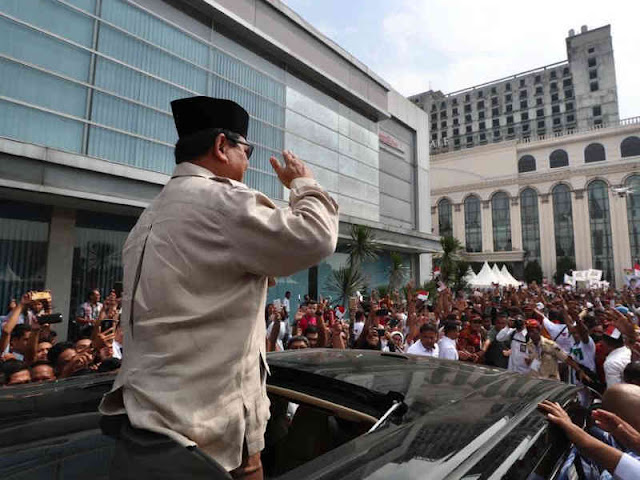 Prabowo Subianto Sapa Ribuan Warga Medan di Regale Convention Center