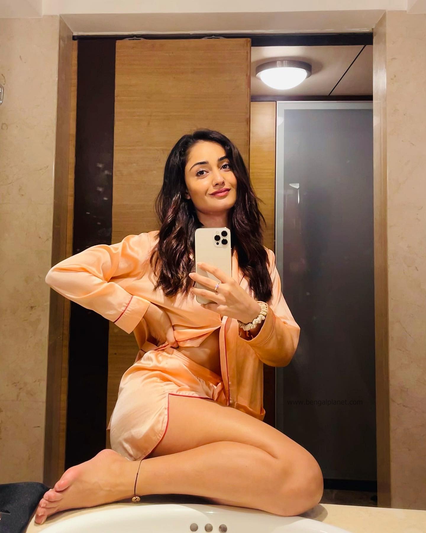 Tridha-Choudhury-looks-chic-hot-and-classy-in-these-pictures-57-Bengalplanet.com