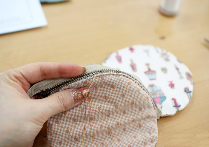 Simple handbag: flower appliqué tutorial. DIY tutorial in pictures. 