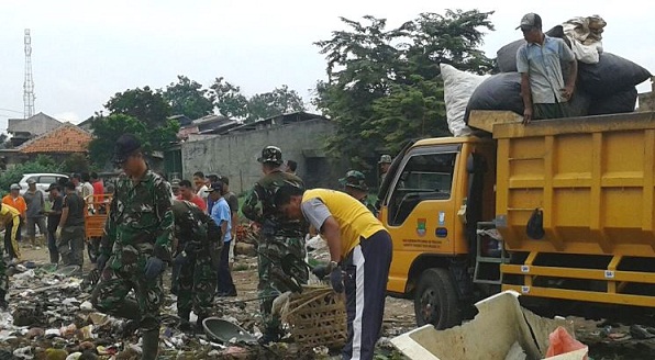 Karja  Bakti Koramil 07/Curug Bersihkan Sampah