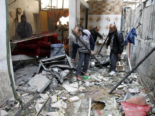 Palestinos inspecionam casa destruída em ataque israelense