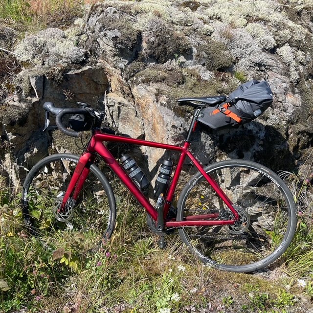 Everest CX1 sykkel med opppakning stående mot en stein i veikanten
