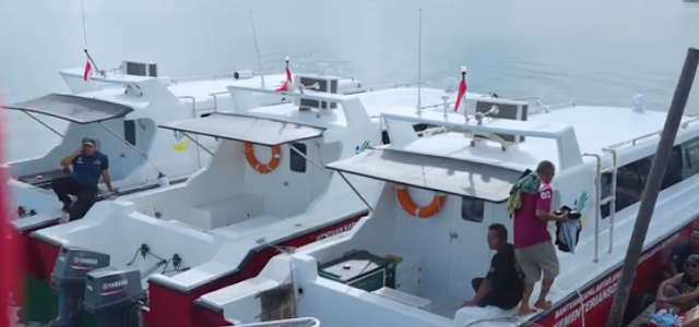 Menteri Risma Serahkan Tiga Unit Kapal untuk Transportasi Anak Sekolah di Tiga Pulau