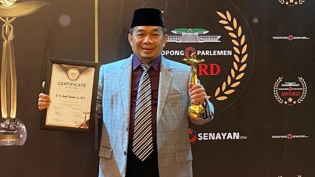 Foto: Ketua Fraksi PKS Jazuli Juwaini juga mendapatkan penghargaan untuk kategori "Star of Parliament". 