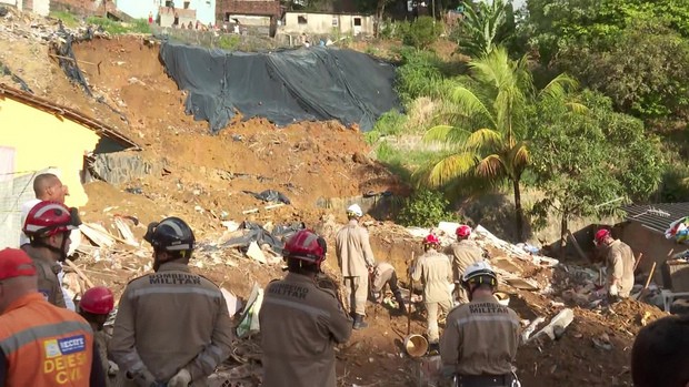 Deslizamento de barreira deixa sete mortos e três feridos no Recife