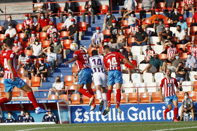 Rubén Alcaraz salta emparedado por Xavi Torres y Carlos Pita. C. D. LUGO 0 REAL VALLADOLID C. F. 2 Domingo 29/08/2021, 19:30 horas. Campeonato de Liga de 2ª División, jornada 3. Lugo, estadio Anxo Carro: 1.856 espectadores (aforo restringido). GOLES: 0-1: 10’, Weissman. 0-2: 53', Toni Villa.